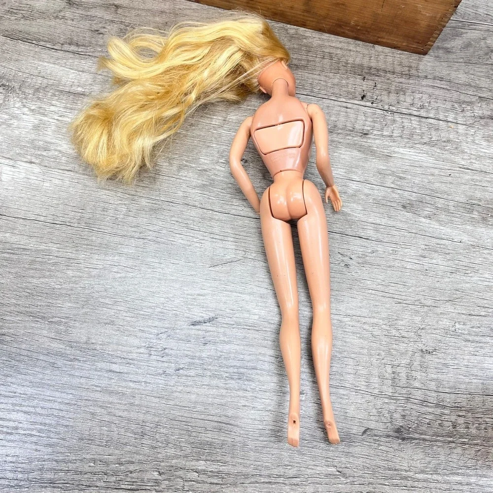 1979 Mattel Beauty Secrets Barbie Doll Nude,‎ articulated hands